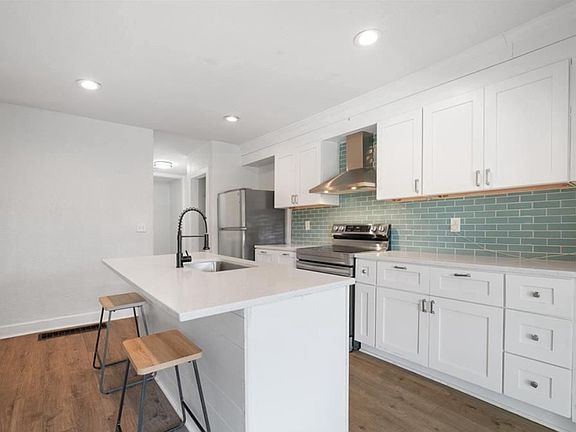 3rd image of 4216 Paseo Blvd