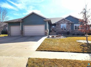 901 W Whispering Cir, Sioux Falls, SD 57108