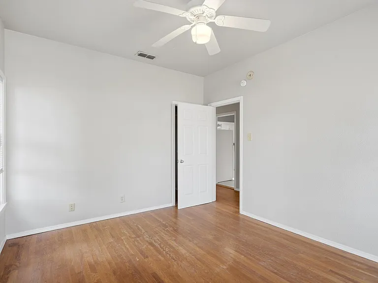 1041 Albany St — Photo 16