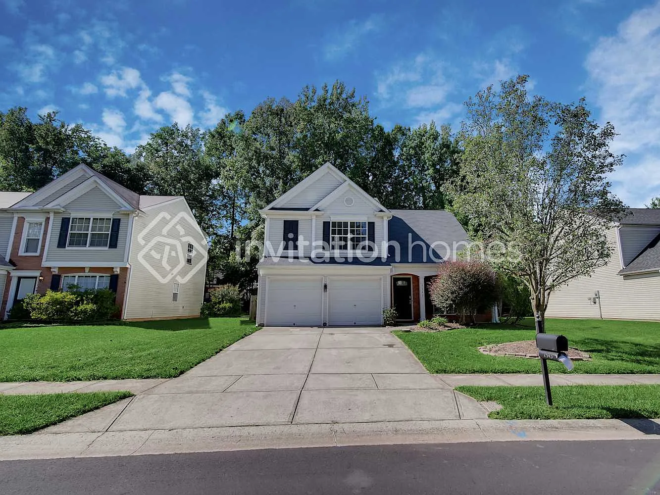 7543 Eurostar Dr Charlotte, NC 28213 — Photo 1