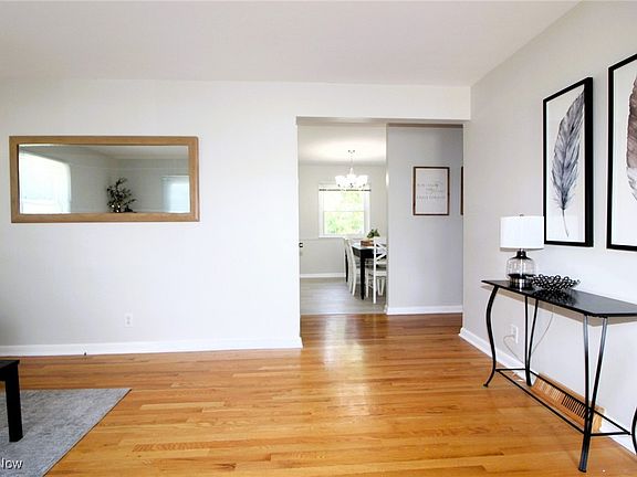 5th image of 387 Lynn Dr