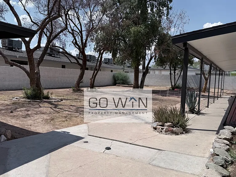 1626 W Denton Ln — Photo 15