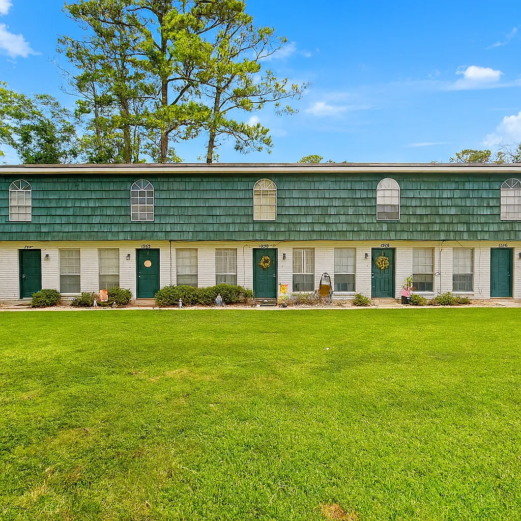 2 bed, 1.5 bath, 1160 sqft, $1,350 — Photo 1
