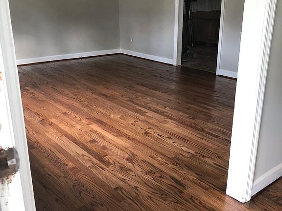 4th image of 402 Pear St