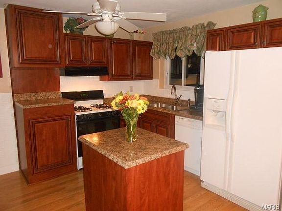 3rd image of 1345 Glenmeade Dr