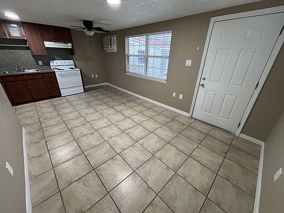 5th image of 1225 W Pierce St