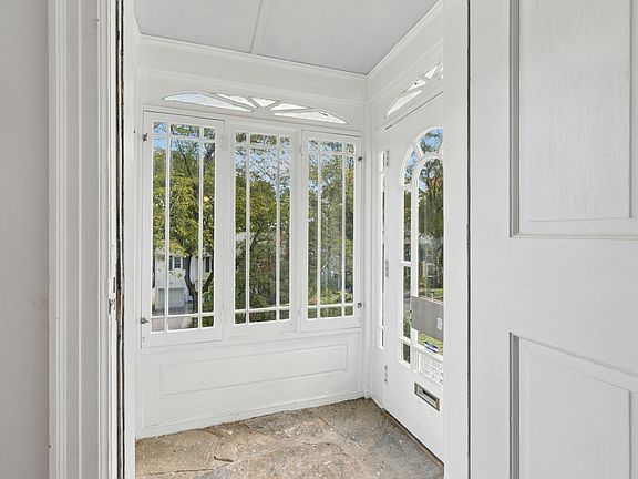 4th image of 34 Saint Elmo Rd