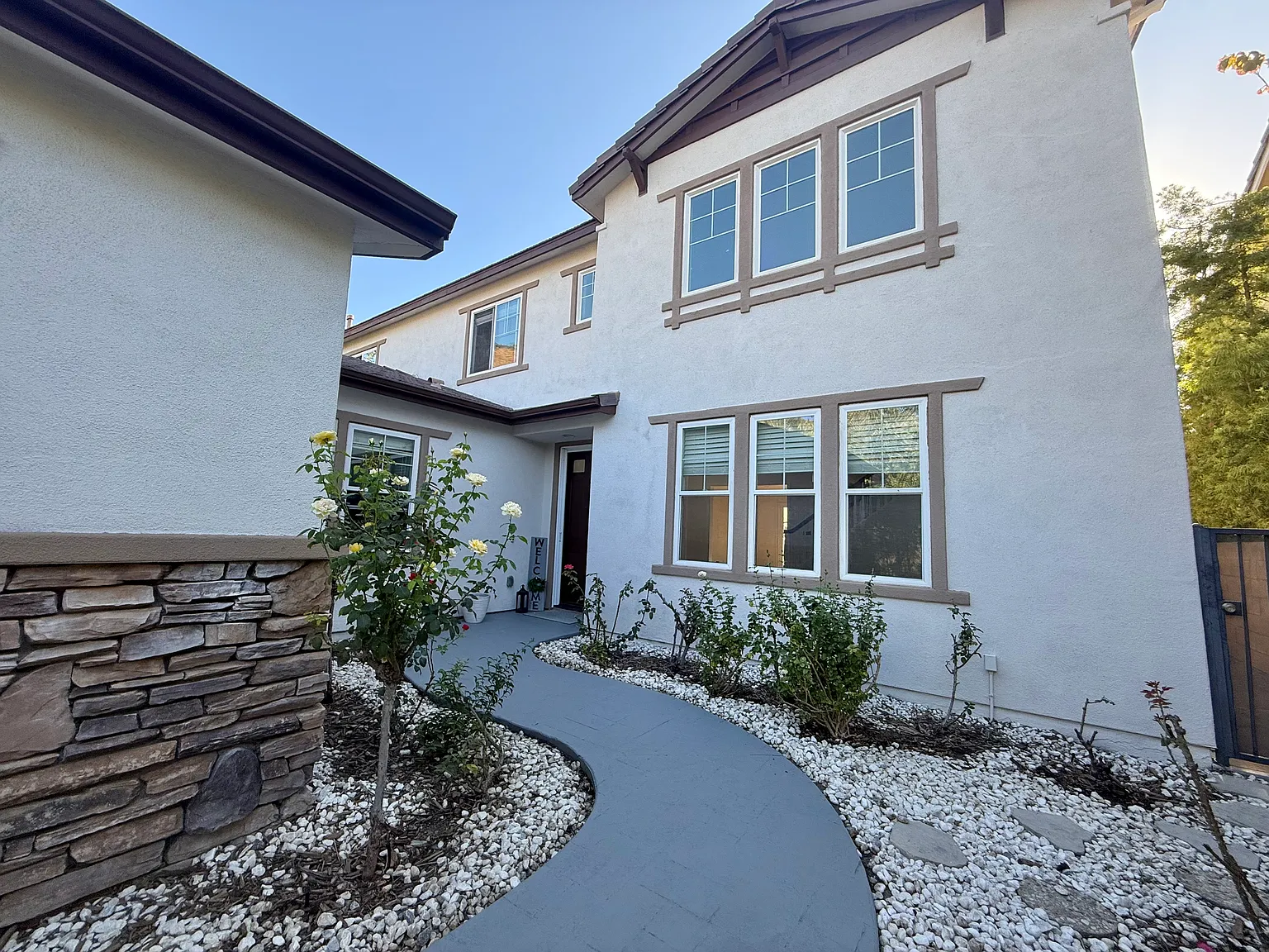 4 bed, 3233 sqft, $5,500 — Photo 2
