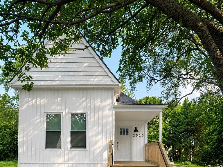 2520 W Forest Ave — Photo 1