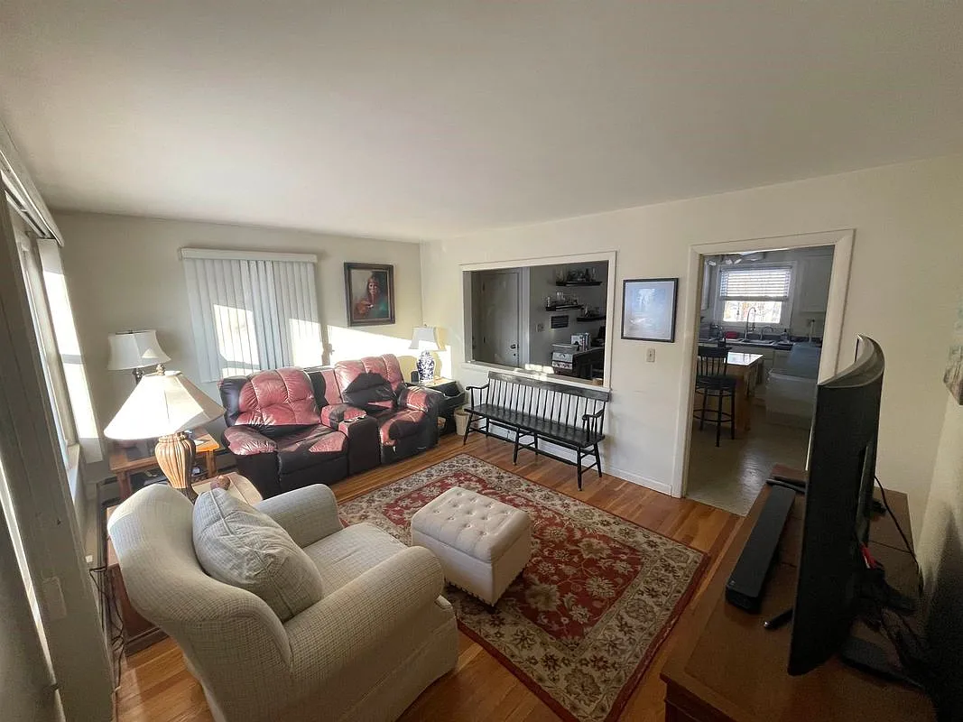 3 bed, 1.0 bath, 1150 sqft, $3,000 — Photo 3