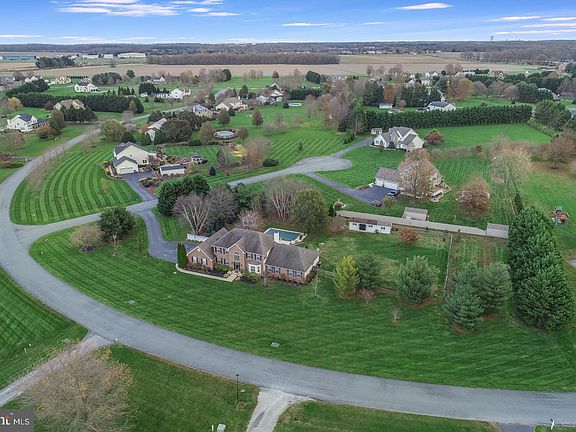 3rd image of 900 Johnstone Ln