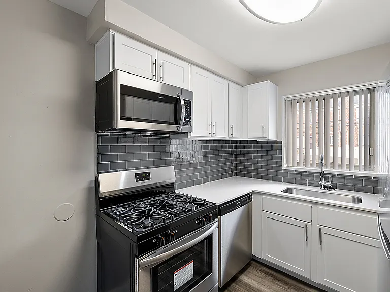 Oak Park Manor Apartments & Townhomes — Photo 5