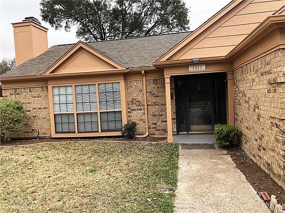 2nd image of 1421 Oxford Pl