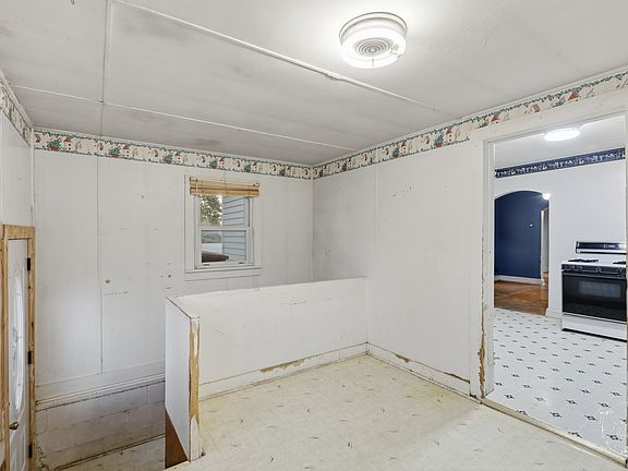 4th image of 104 E Cleveland St