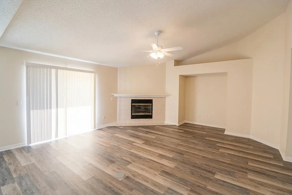 3 bed, 2.0 bath, 1943 sqft, $2,195 — Photo 4