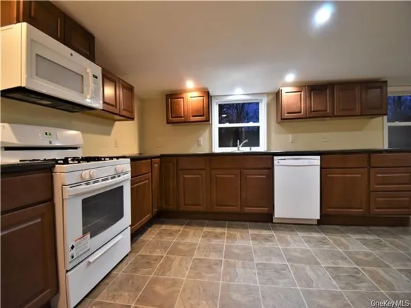29 Oregon Trl, Pine Bush, NY 12566