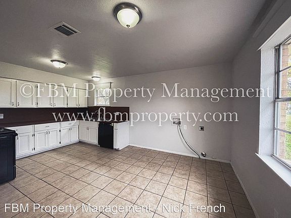 5th image of 402 Main St