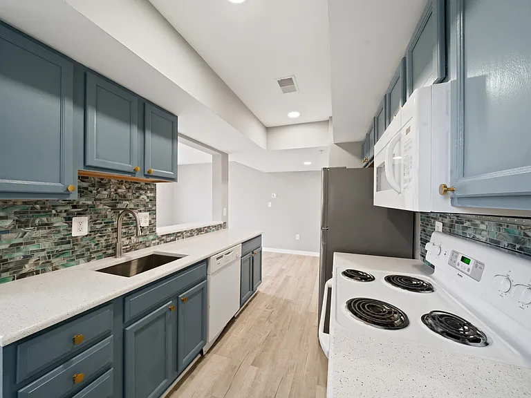 170 N Altamont Ave #170 — Photo 6