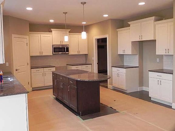 3rd image of 100 Bayberry Ln