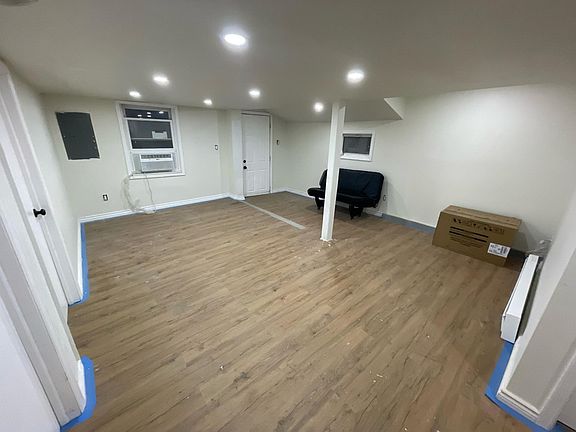 3rd image of 321 Oakhurst St