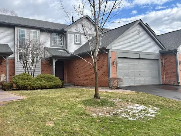 555 Winwood Ct, Walled Lake, MI 48390