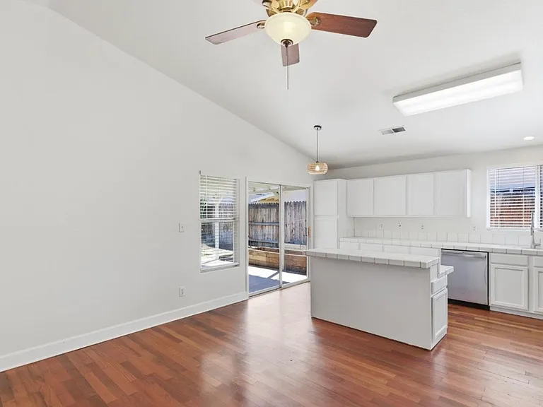 8319 Hemlock Ct — Photo 13