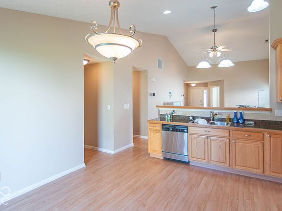 3rd image of 10552 Lookout Ln