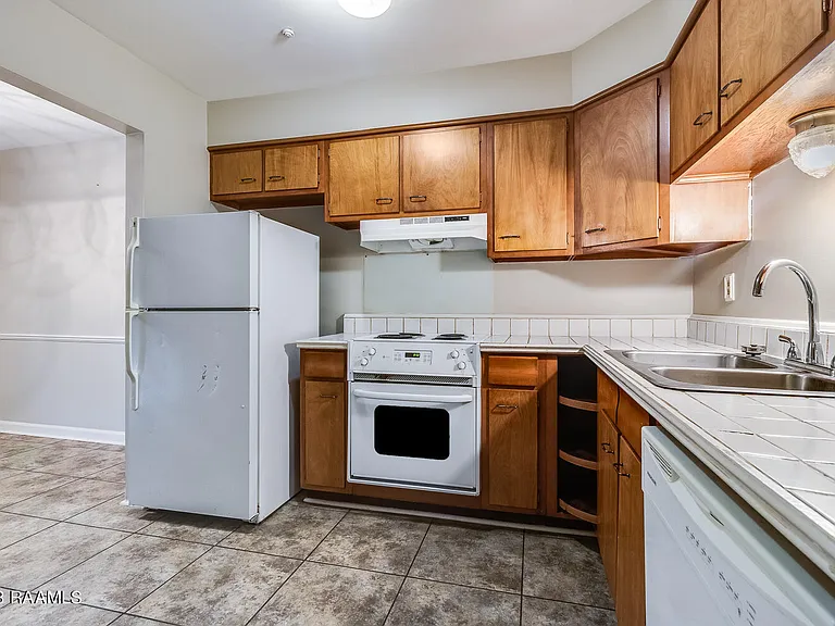 211 Versailles Blvd #10 — Photo 6