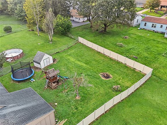 2nd image of 553 Judith Ln