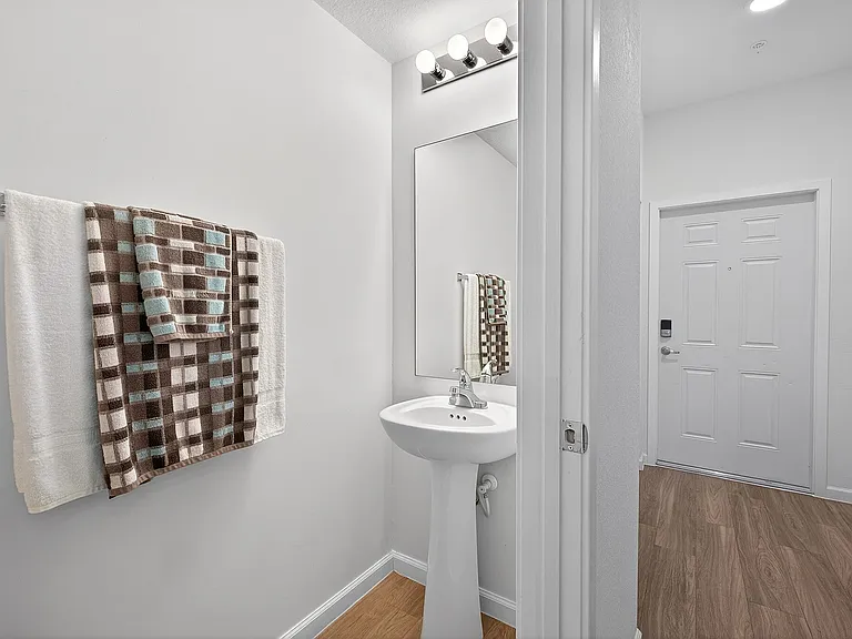Mirage Bay Apartments — Photo 14
