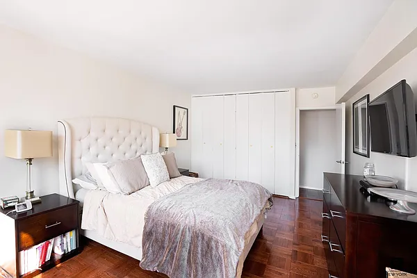 Sold by R New York | media 7