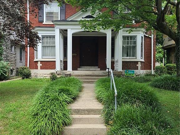 3rd image of 1047 W Grand Ave