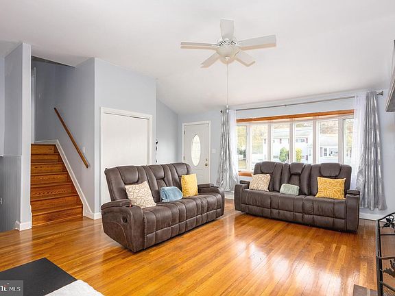 3rd image of 458 Roberts Way