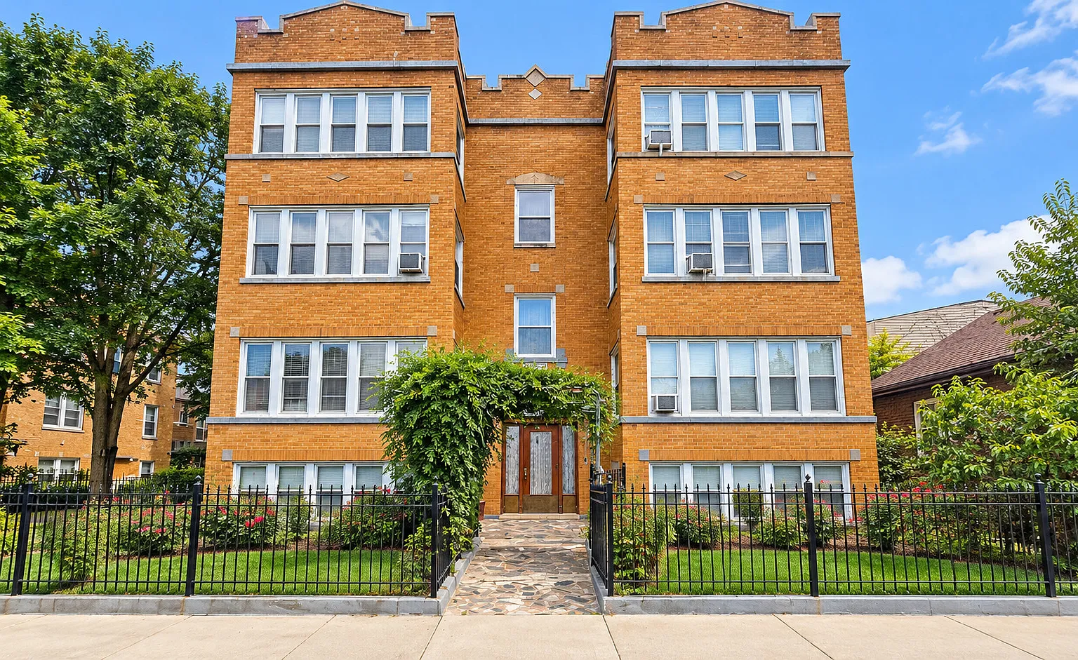 2 bed, 1000 sqft, $1,600 — Photo 1