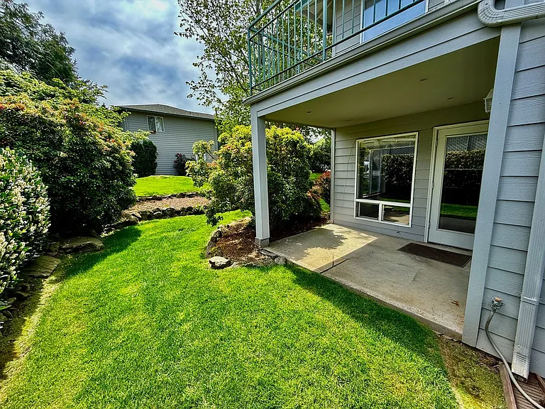 Large 980sq. 1 bedroom apartment with attached garage plus 1 parking space — Photo 5