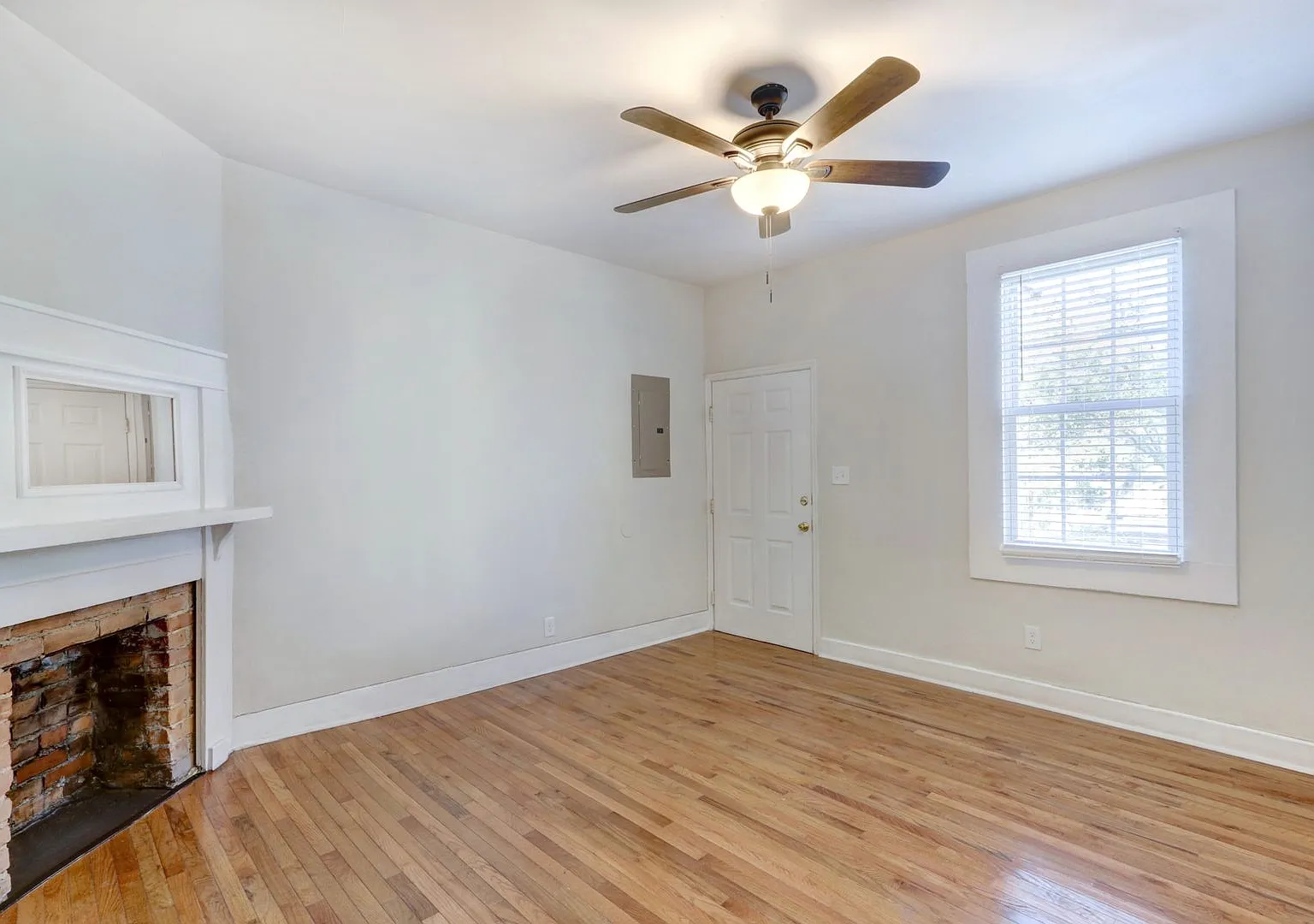Large Brand New - One Bedroom (2 blocks from Historic Distr.) — Photo 4
