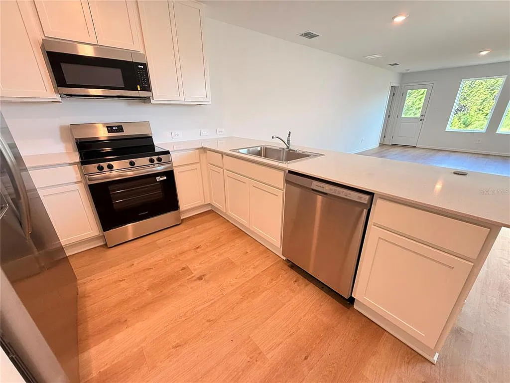 3 bed, 2.0 bath, 1424 sqft, $2,150 — Photo 2