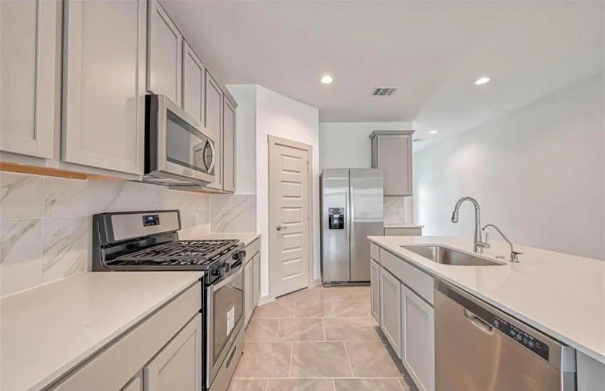 4 bed, 2.5 bath, 2184 sqft, $2,650 — Photo 2