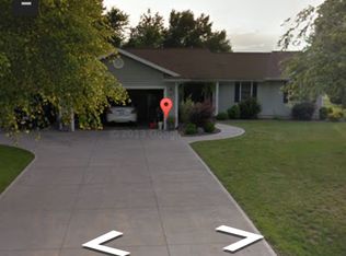 723 S Pine St, Pana, IL 62557