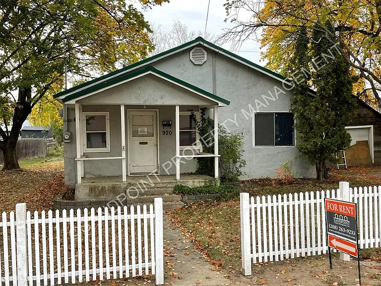 920 Larch St — Photo 3