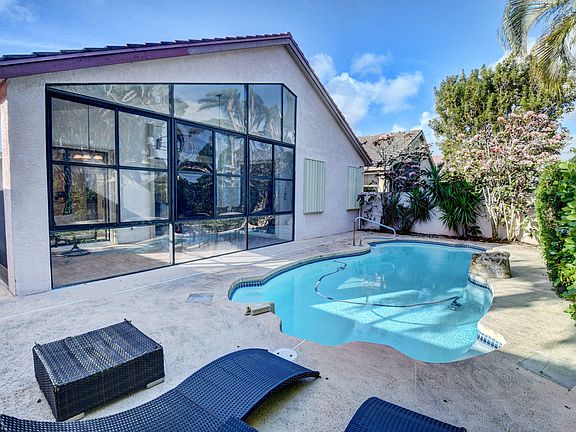 5th image of 10346 Lexington Cir S