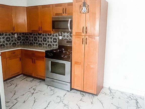 3rd image of 7055 Hampton Ave #105