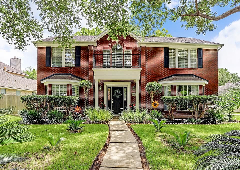 Welcome Home to this lovely, traditional, all brick home in the beautiful & desirable Oyster Creek Section of Lake Olympia. Conveniently located to the Fort Bend Tollway and Hwy 288.