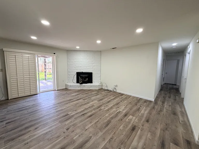 1302 Mossbrook Ct — Photo 10