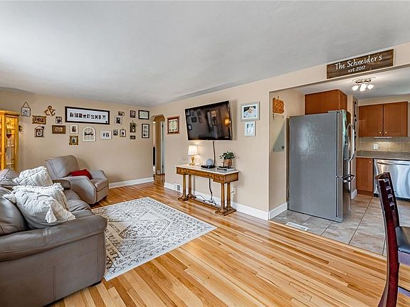 3rd image of 105 Valleyvale Dr