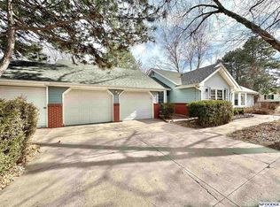 907 Crestridge Rd, Omaha, NE 68154