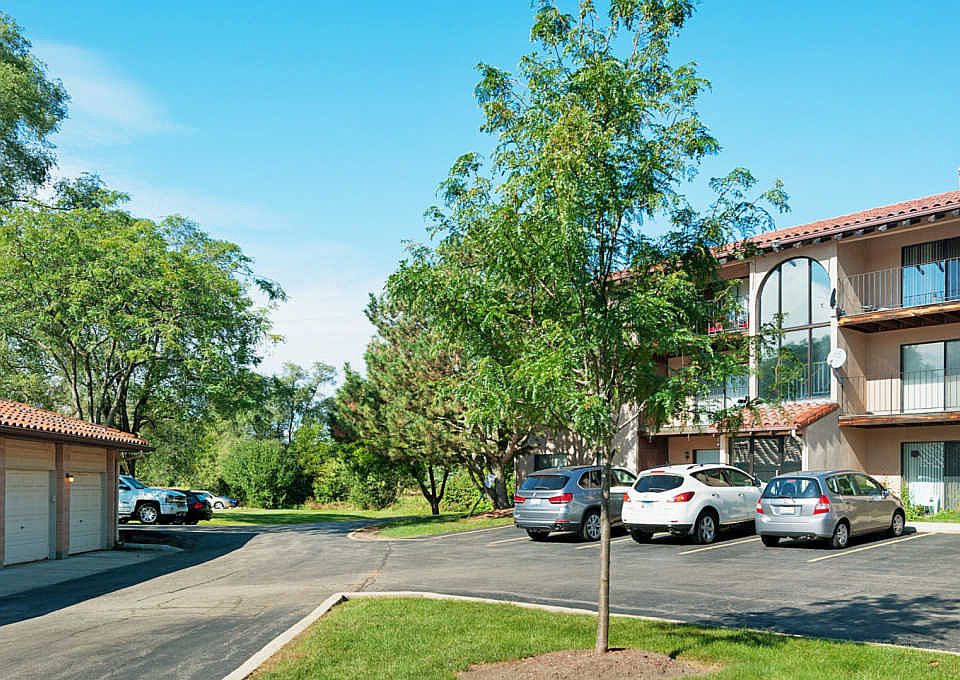 1st image of 21W581 North Ave APT 83