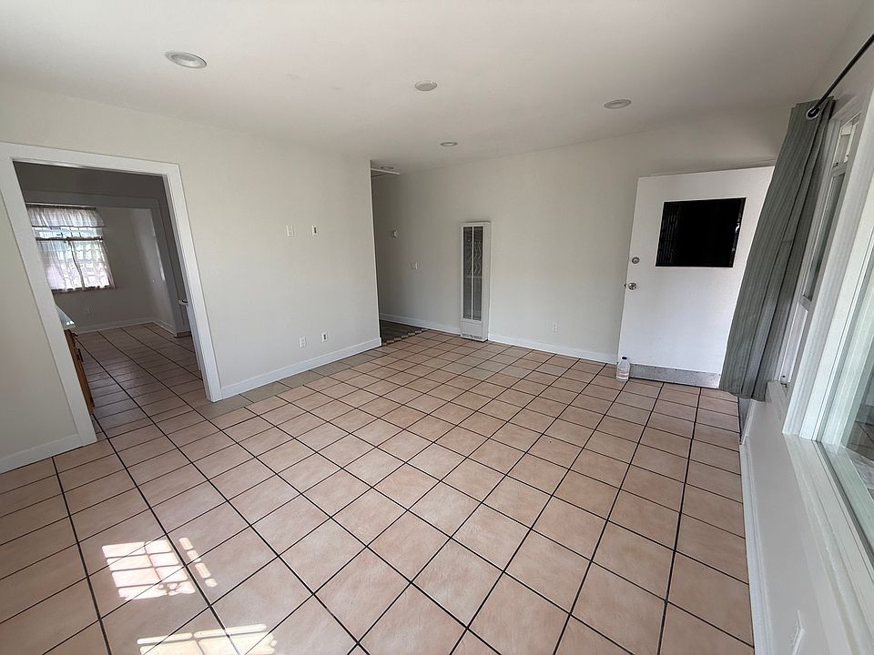 1st image of 1040 W 93rd St