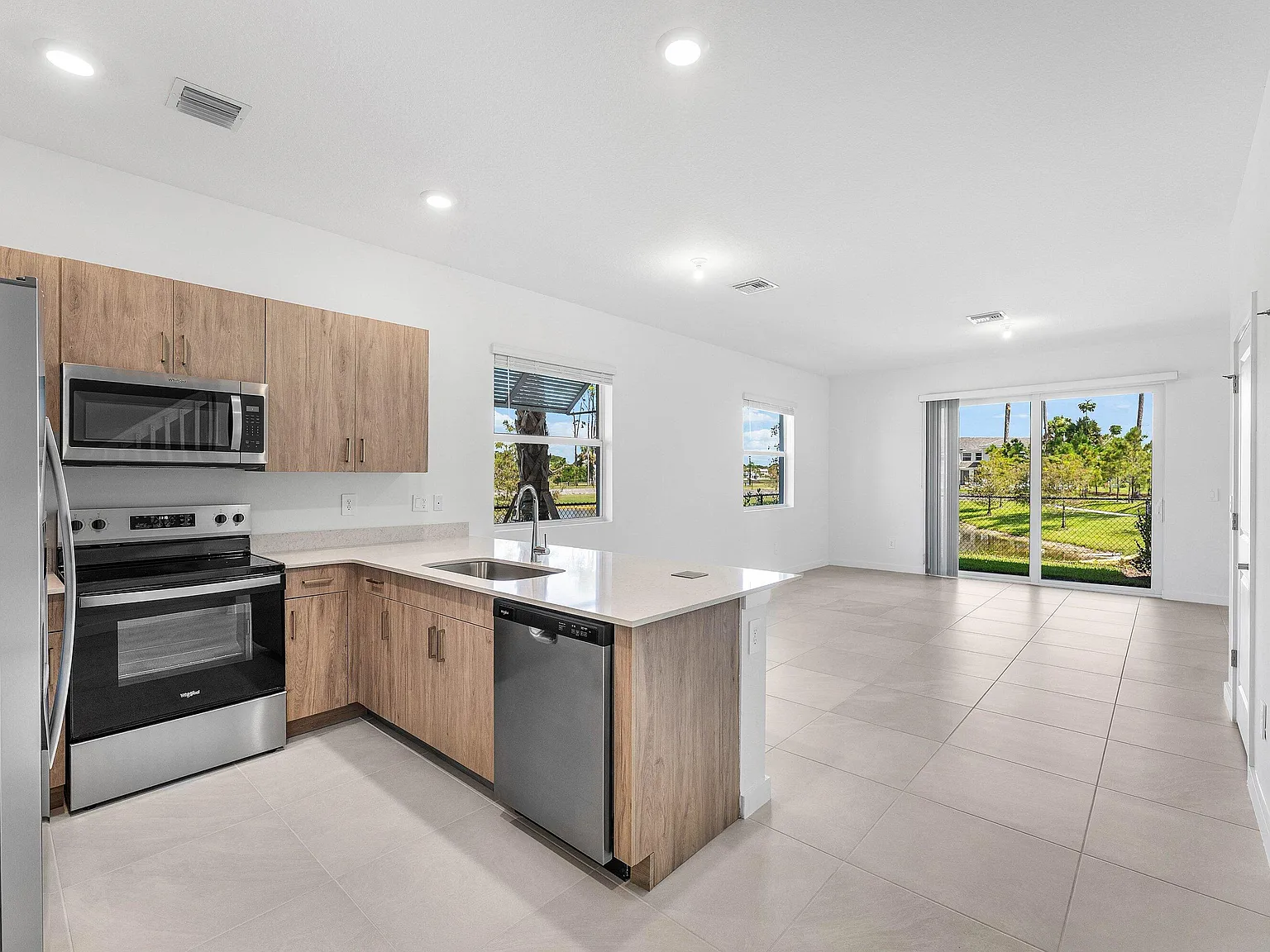 3 bed, 2.5 bath, 1446 sqft, $3,850 — Photo 4