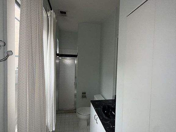 3rd image of 454 W Roslyn Pl #3W